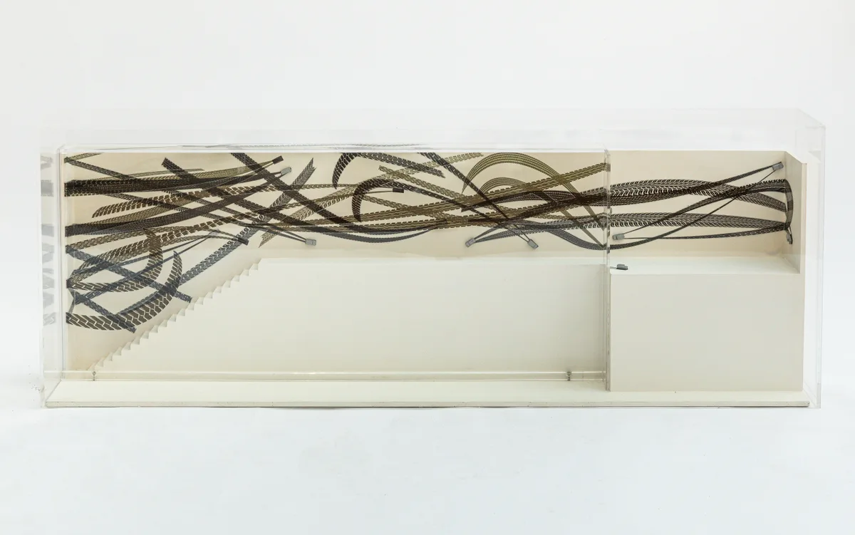 Maquete da instalação da casa Roger Wright. Série Derrapagem. — Regina Silveira